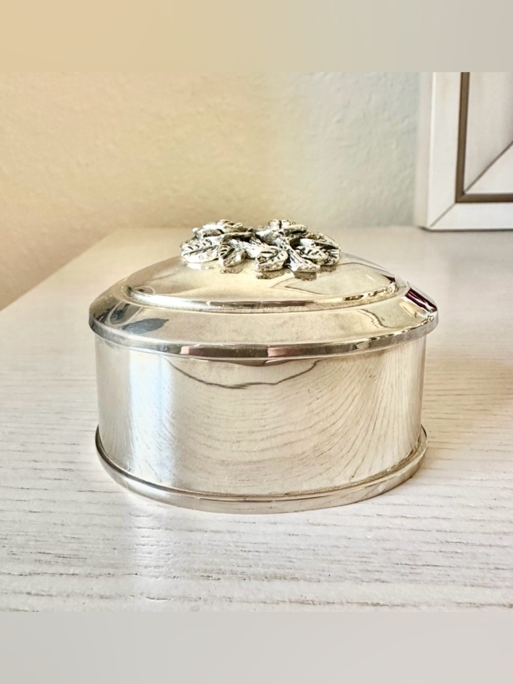 VINTAGE SILVER DECORATIVE TRINKET BOX WITH FLORAL LID.